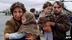 Հայաստան - Լեռնային Ղարաբաղում հայերի նկատմամբ ահագնացող ճնշումների հետևանքով Երևան ժամանող փախստական ընտանիք, մայիս, 1991թ․