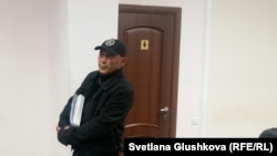 Адилбек Мейрамов в ожидании суда в специализированном межрайонном административном суде. Астана, 27 июня 2016 года.    
