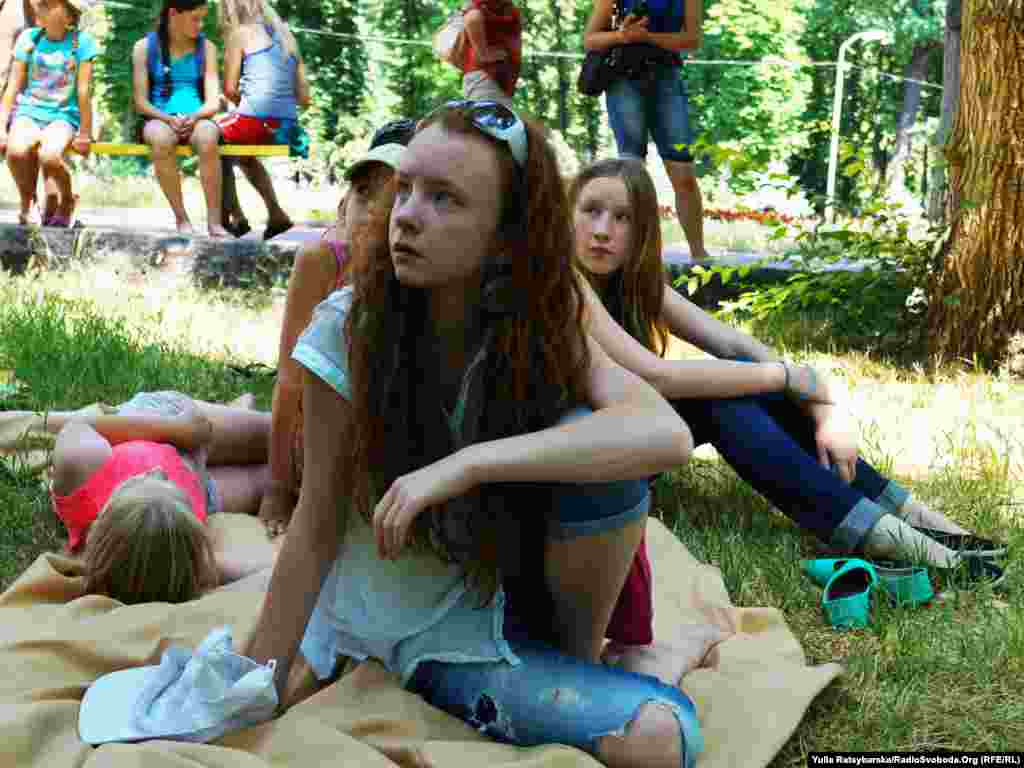 Багато місяців діти не бігали й не сиділи на траві. За словами волонтерів, у їхньому рідному місті це робити небезпечно.