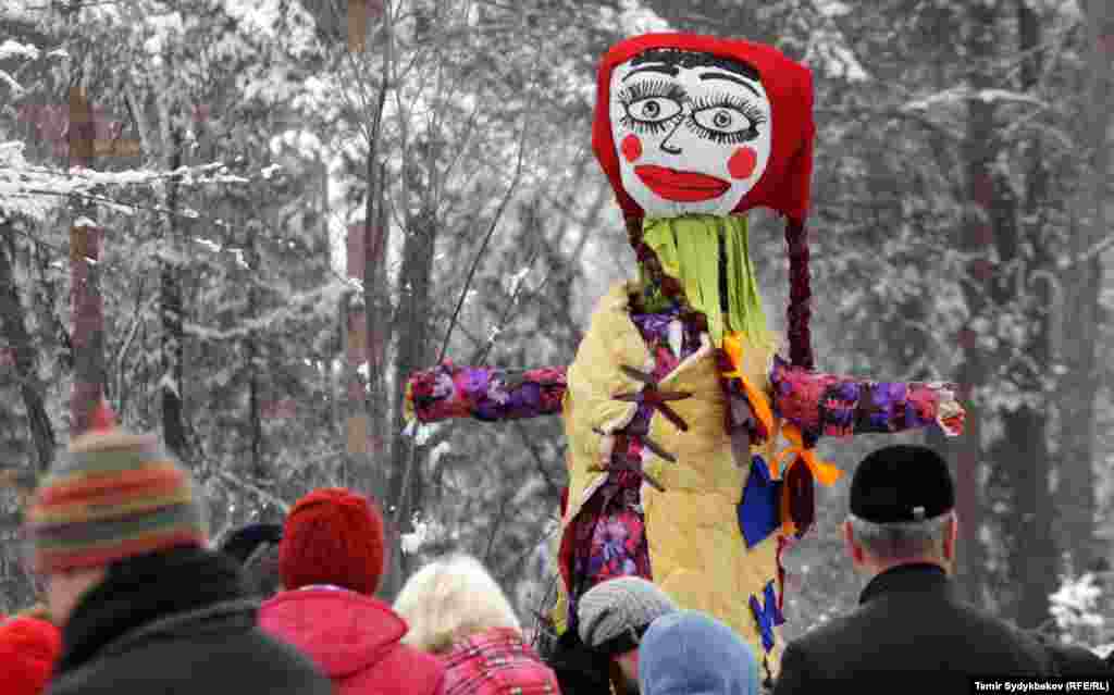Масленицада колго жасалган каракчаны өрттөшөт.