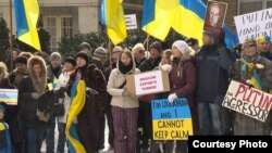 Одна з низки акцій протесту проти дій Москви біля дипломатичних представництв Росії в Канаді, Монреаль, 2 березня 2014 року