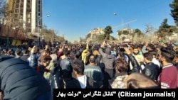 Протестувальники у іранському місті Мешхед протестують проти підвищення цін, 28 грудня 2017 року