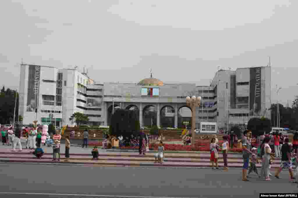 На Киевской улице площади Ала-Тоо будет установлен памятник известному кыргызскому писателю с мировым именем Чынгызу Айтматову. 