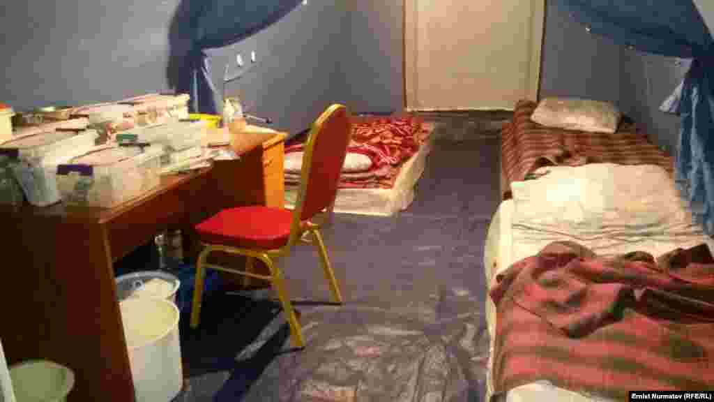 Чатырлар 10-майга карата орнотулат, себеби бүгүн-эртең Кыргызстанда май майрамдарына байланыштуу эс алуу күндөрү болууда.