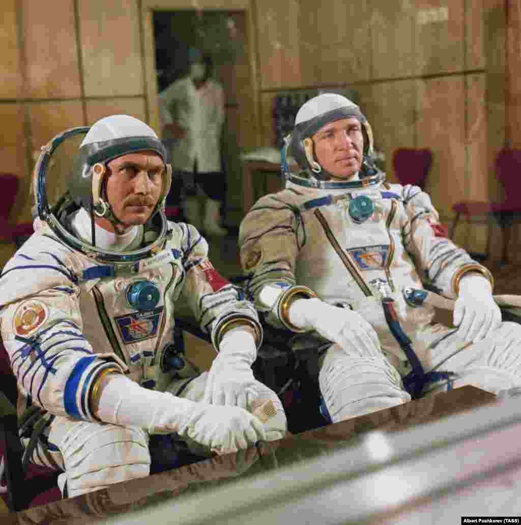 Космонавтите Анатолий Березовой и Валентин Лебедев говорят пред медиите зад стъкло преди излитането си през 1982 г. Няколко съветски традиции преди старта продължават и до днес. Сред тях са колективното гледане на филма от 1970 г. &quot;Бялото слънце на пустинята&quot;, както и уринирането на задната гума на автобуса, който транспортира космическите пътници до стартовия панел. Жените космонавтки носят малък флакон с урина за ритуалното пръскане на гумите. &nbsp; &nbsp;