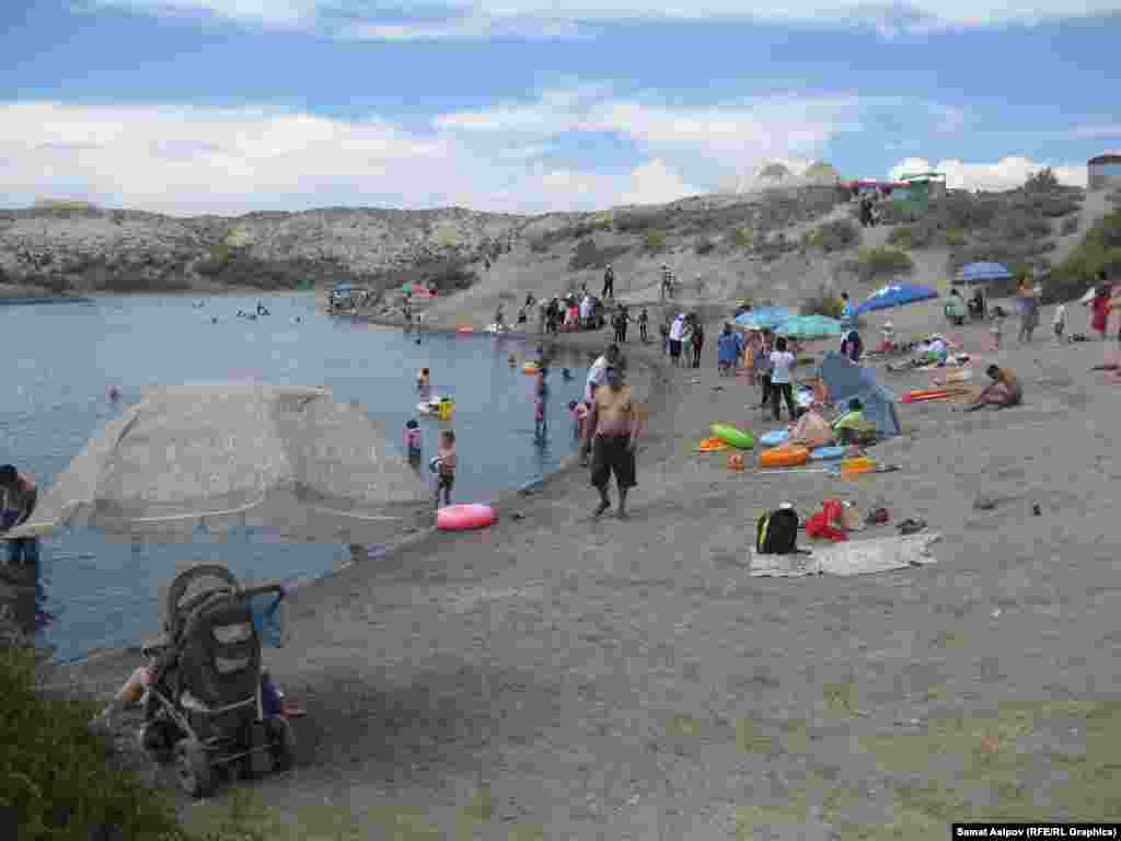 Жаан катуу жааган күндөрү көлдү көздөй машине каттабай калат. Ал эми көлгө келгендер көбөйүп кеткенде тегеректе таштандыны тазалоого кызматкерлер жетишпей калышат экен.&nbsp;