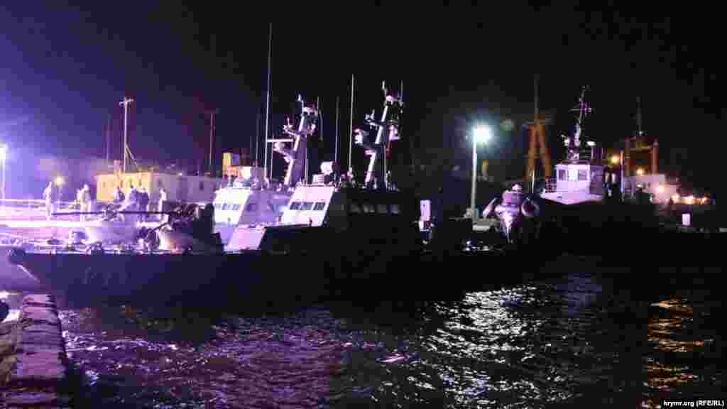 Повернуті з анексованого Криму українські кораблі: малі броньовані артилерійські катери &laquo;Нікополь&raquo; і &laquo;Бердянськ&raquo;, а також буксир &laquo;Яни Капу&raquo;. Вони прибули в порт Очакова 20 листопада. За словами українських дипломатів, більшість озброєння, навігаційного і електромеханічного устаткування було відсутнє. З кораблів також демонтували фекальні системи, бойлери, більшість плафонів, розетки і лампи