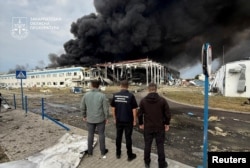 Дим від пожежі, що спалахнула внаслідо влючення російських ракет по американському цивільному підприємству. Мукачеве, 21 серпня 2025 року