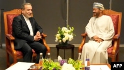 Իրանի արտաքին գործերի նախարար Աբբաս Արաքչին ԱՄՆ-ի հետ բանակցություններից առաջ Մուսկատում հանդիպում է Օմանի արտաքին գործերի նախարար Սայիդ Բադր ալ-Բուսաիդիի հետ, 12-ը ապրիլի, 2025թ․