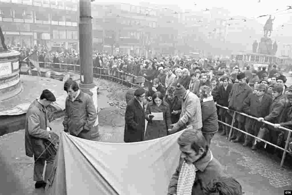 19 января, в день, когда&nbsp;Палах скончался от ожогов, в центре Праги в его честь начались начались голодовки. Его самоубийство вызвало массовые антикоммунистические демонстрации