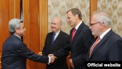 Հայաստանի նախագահը Սերժ Սարգսյանը ընդունում է Մինսկի խմբի համանախագահներին: 9-ը հունիսի, 2011: