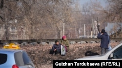 Бишкек. Жумуш издеп көчө боюнда отургандар. Иллюстрациялык сүрөт.