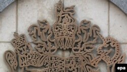 Комиссары «Наших» преследуют Брентона повсюду - окружают его дом, здание посольства, блокируют посольскую машину, срывают собрания