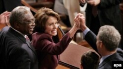 Нэнси Пелоси получает поздравления с вступлением в должность спикера палаты представителей.