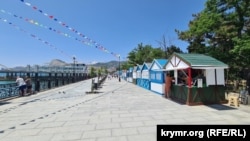 Торговые домики на набережной Судака. Июнь 2025 года.