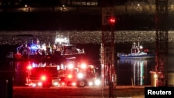 Спасательная операция на Потомаке, куда упали столкнувшиеся в воздухе пассажирский самолет и военный вертолет