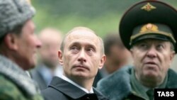 Эксперты сходятся на том, что пока все в России слишком зависит от одного человека и опасаются, что эта тенденция сохранится