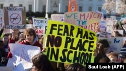 Курал саясатына каршы акцияга миңдеген окуучу, студенттер катышты.