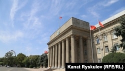 Өкмөт үйүнүн имараты.