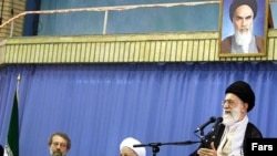 (Sagdan-çepe) Eýranyň ýokary derejeli dini lideri Aýatolla Ali Hameneýi, Ekspertler Assambleýasynyň ýolbaşçysy Ali Akber Haşemi Rafsanjany, Parlamentiň ýolbaşçysy Aly Larijani. Tähran, 2008 ý.