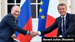 Президент России Владимир Путин и президент Франции Эммануэль Макрон