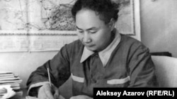 Алькей Маргулан за описанием  археологических находок. Одна из фотографий с выставки в Центральном государственном музее, открывшейся в июне 2019 года.