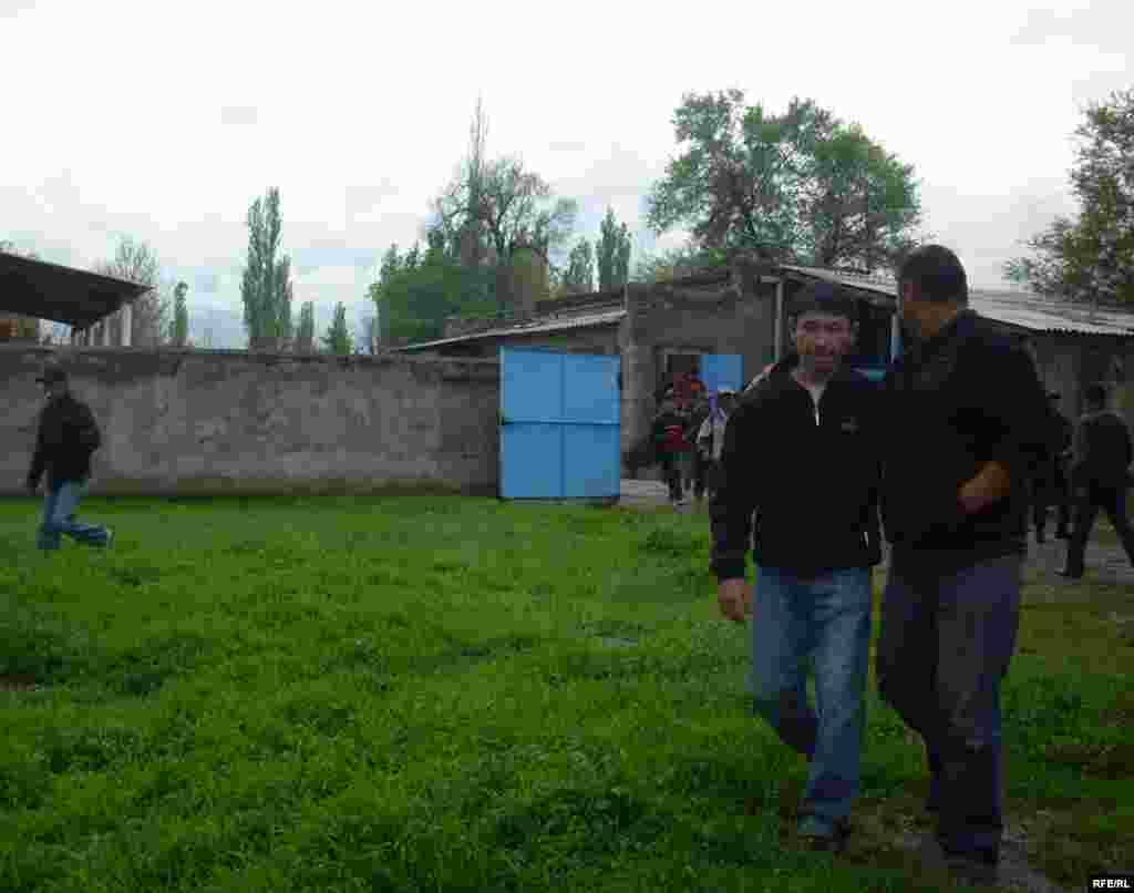 Бир катар күрттөр үйлөрүн таштап качышты.  - Kyrgyzstan - The interethnic conflict in village Petrovka. 26Apr2009