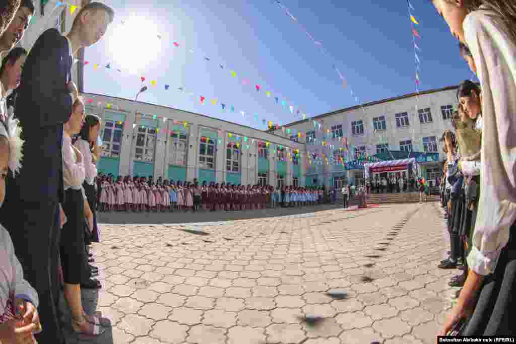 &quot;Мектептердеги салтанаттуу иш-чараларда салют же башка атылуучу каражаттар колдонулбасын&quot; деген талап коюлган.