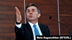 Как и на прежних пресс-конференциях, Бидзина Иванишвили подверг их критике за нежелание объективно отражать позитивные моменты в деятельности правительства «Грузинской мечты»