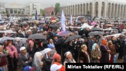 Митинг оппозиционного движения "Эл уну" на площади Ала-Тоо, 24 апреля 2013 года.