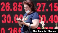 Ілюстративне фото: курс гривні ослаблюється на тлі пандемії, кризи й політичної невизначеності