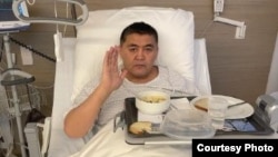 Камчыбек Ташиев ооруканада. Сүрөт президент Садыр Жапаровдун "Телеграм" каналынан алынды.