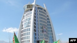 Aşagabatda gurlan täze binalaryň biri.