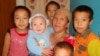 Жанат Макатова со своими детьми. Село Еркинкала Атырауской области, 15 октября 2009 года.