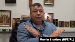 Предприниматель Сергей Михайлов в своем рабочем кабинете