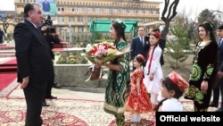 Эмомали Рахмон Исфара районунда. Архивдик сүрөт. 