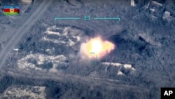 Azerbaýjanyň Goranmak ministrliginiň ýaýradan wideosyndan düşürilen surat. Azerbaýjan güýçleri Ermenistanyň howa hüjümlerinden goranyş ulgamyny hatardan çykarýar. Daglyk-Garabag, 27-nji sentýabr.