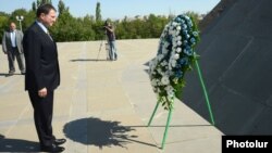 Հայաստան – Իսրայելի հանրային կապերի եւ սփյուռքի նախարար Յուլի Իոել Էդելշտեյնը հարգանքի տուրք է մատուցում Հայոց ցեղասպանության զոհերի հիշատակին, Երեւան, 24-ը օգոստոսի, 2012թ․
