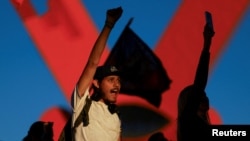 Мексикада нааразылык акциясына чыккан жаштар.