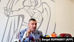 Кличко: на ліфтових кнопках збирається багато бактерій