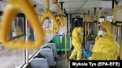 У міністерстві уточнили, що шість зразків матеріалів були відібрані в осіб з підозрою на COVID-19 і 14 – від контактних