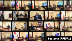 Эшик тутқичининг жойлашиши ёки ҳужжат солинган папкадаги фарқлар каби кичик деталлар Путин Россиянинг турли ҳудудларида жойлашган бир-бирига ўхшаш учта офисдан фойдаланишини кўрсатмоқда.