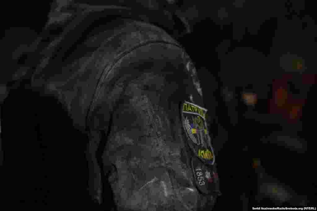 Забруднена пилом уніформа поліцейського, який допомагав рятувати людей з пошкодженого російським ударом будинку в Києві. 29 листопада 2025 року 