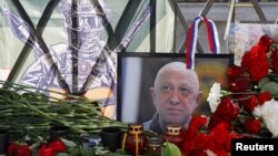 "Вагнердин" башчысы Евгений Пригожиндин өлүмү тууралуу кабарлар тарагандан кийин Москвада пайда болгон мемориал. 24-август, 2023-жыл.