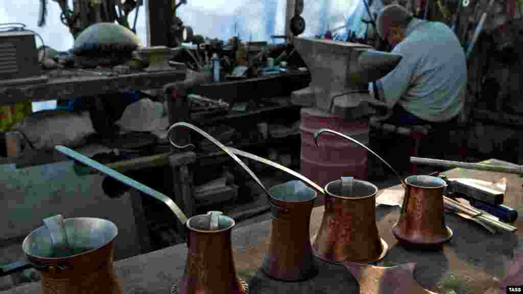 Мідна турка (джезва) використовується для приготування кави