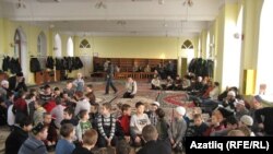 Балалар төркемнәргә бүленеп сорауларга җавап эзләде