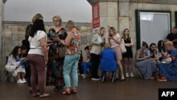 16-njy iýunda Kiýewe rus howa hüjümleri amala aşyrylýan mahaly, ýerli ýaşaýjylar şäheriň merkezindäki metro stansiýasynda pena tapýarlar.