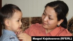 Преподавательница университета Динара Киялова вместе с сыном Абзалом. Алматы, 5 марта 2013 года