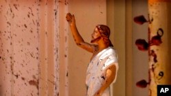 Кровь на статуе Иисуса в церкви Негомбо, где произошёл один из взрывов