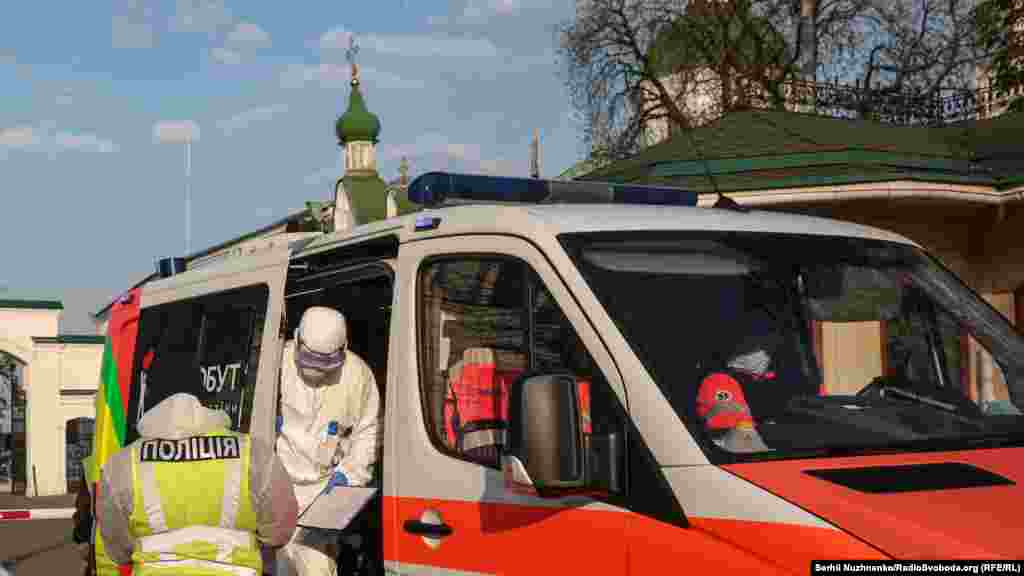 За період перебування поблизу лаври журналістам Радіо Свобода вдалося нарахувати близько двох десятків автомобілів швидкої медичної допопмоги &nbsp;